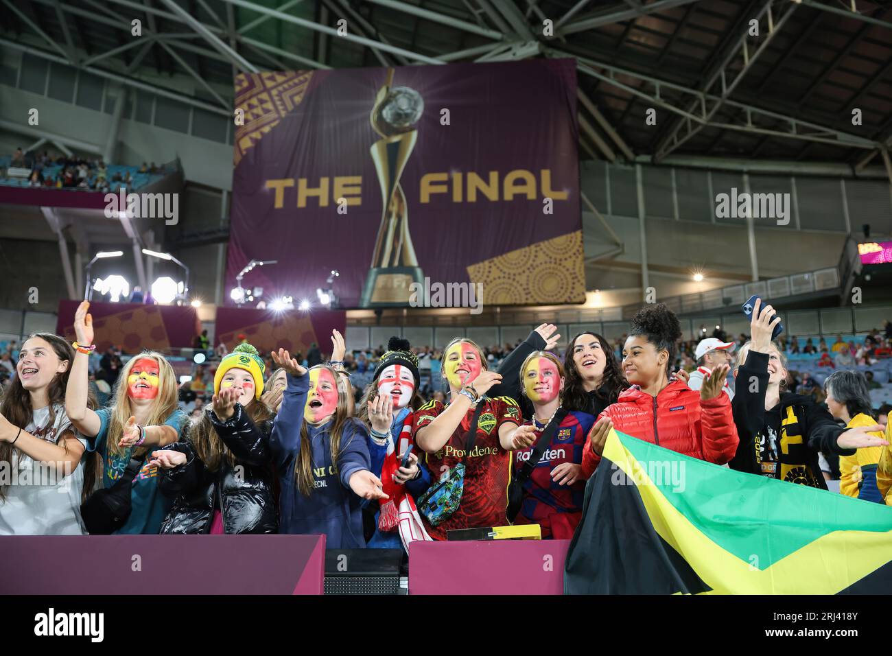 Sydney, Australien. August 2023. Fans tanzen „La Macarena“ während des Finalspiels der FIFA Frauen-Weltmeisterschaft 2023 2023 zwischen Spanien und England im Australia Stadium, Sydney. Endstand: Spanien 1 - England 0. Quelle: SOPA Images Limited/Alamy Live News Stockfoto