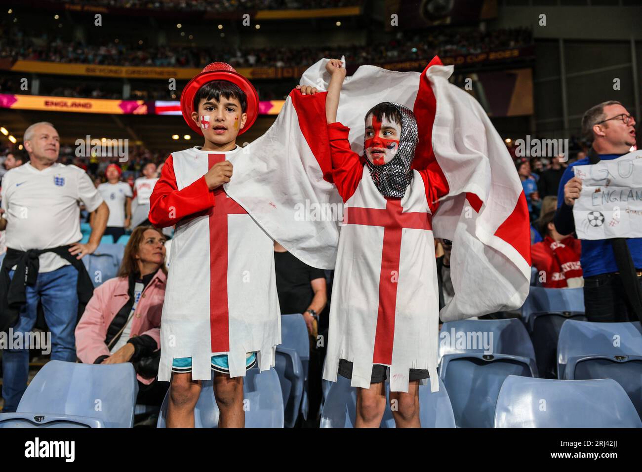 Sydney, Australien. August 2023. Junge Fußballfans zeigen ihre Unterstützung beim Finale der FIFA Frauen-Weltmeisterschaft 2023 2023 zwischen Spanien und England im Australia Stadium, Sydney. Endstand: Spanien 1 - England 0. (Foto: Patricia Pérez Ferraro/SOPA Images/SIPA USA) Credit: SIPA USA/Alamy Live News Stockfoto
