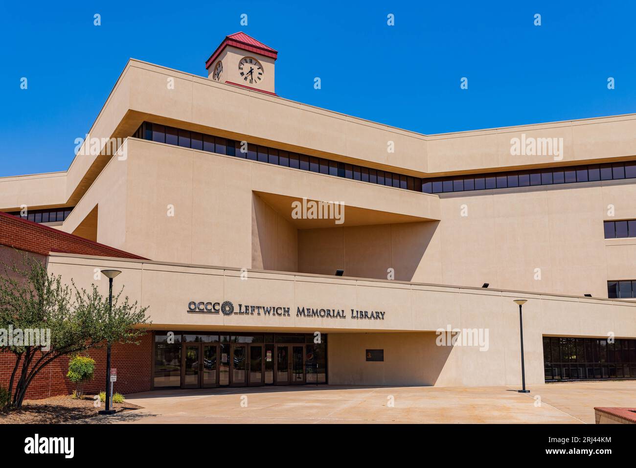 Sonnige Außenansicht der Keith Leftwich Memorial Library des Oklahoma City Community College in Oklahoma Stockfoto