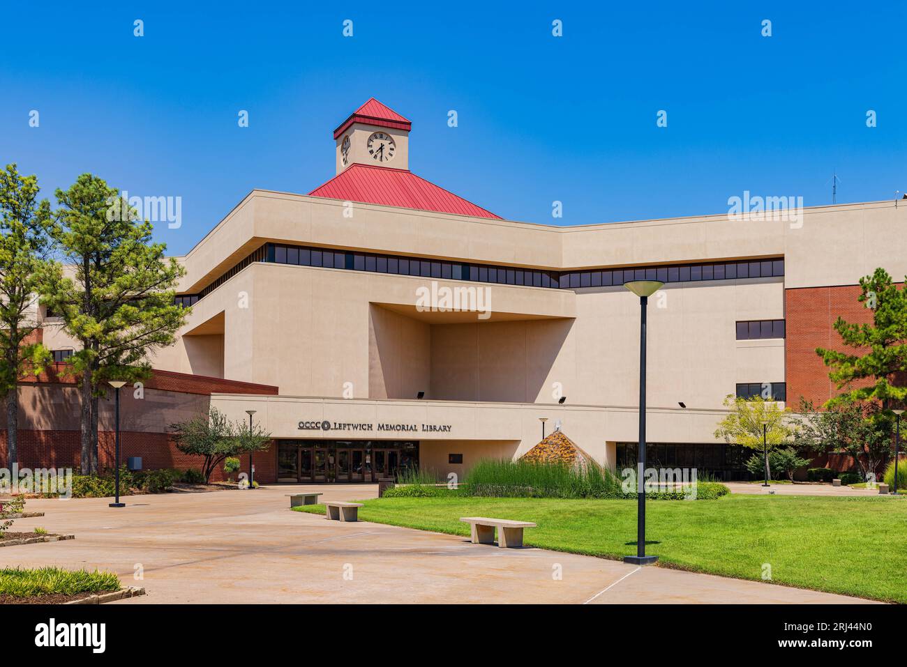 Sonnige Außenansicht der Keith Leftwich Memorial Library des Oklahoma City Community College in Oklahoma Stockfoto