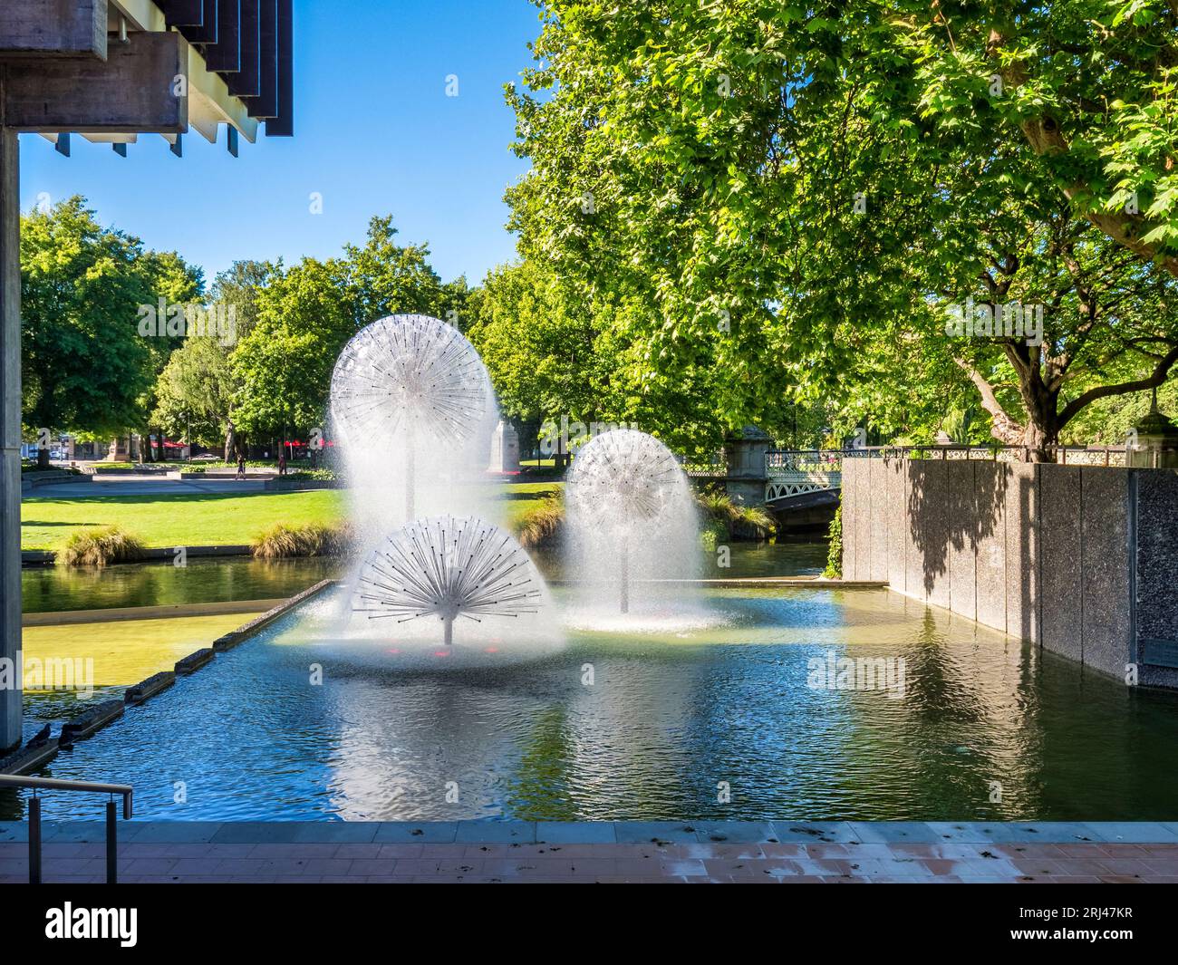 Der Ferrier Fountain, Teil des Rathauses in Christchurch, Neuseeland, mit Blick über den Fluss Avon bis zum Victoria Square Stockfoto