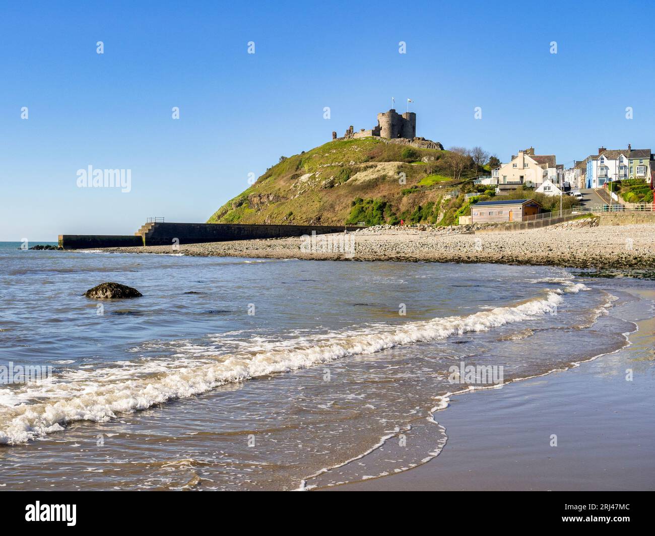 Criccieth Beach, Wellenbrecher und Burg in Gwynedd, Nordwales. Stockfoto