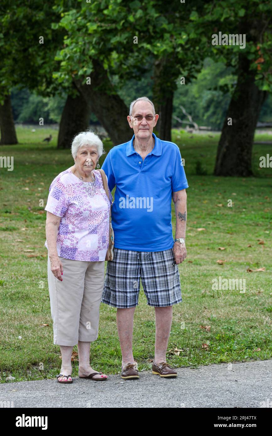 Ein älteres amerikanisches Paar steht im Charles Mill Park in Marion, Indiana, USA. Stockfoto