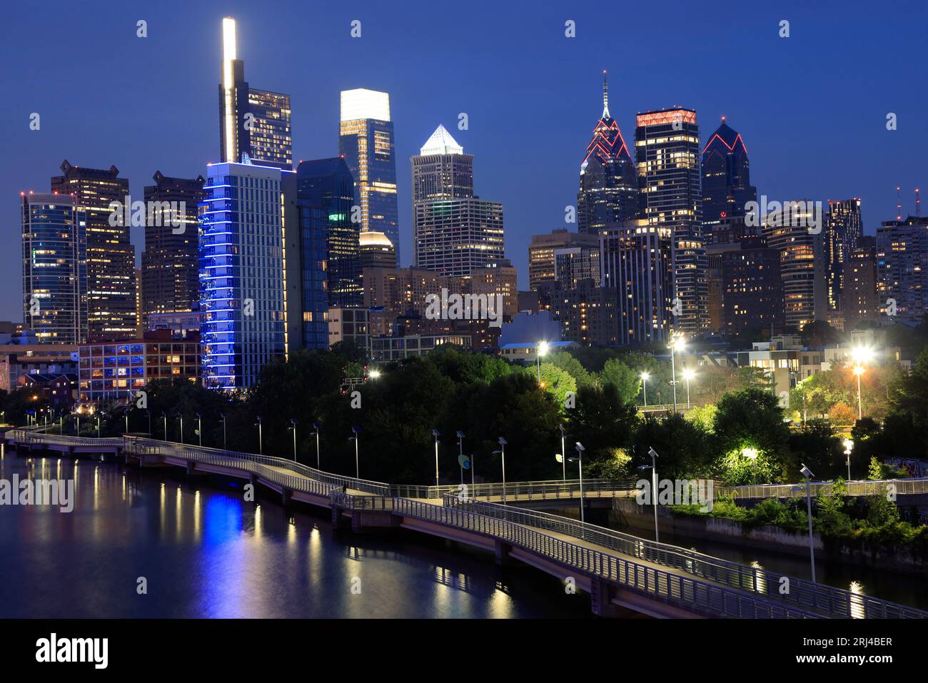 Skyline von Philadelphia in der Abenddämmerung mit dem Schuylkill River im Vordergrund, USA Stockfoto