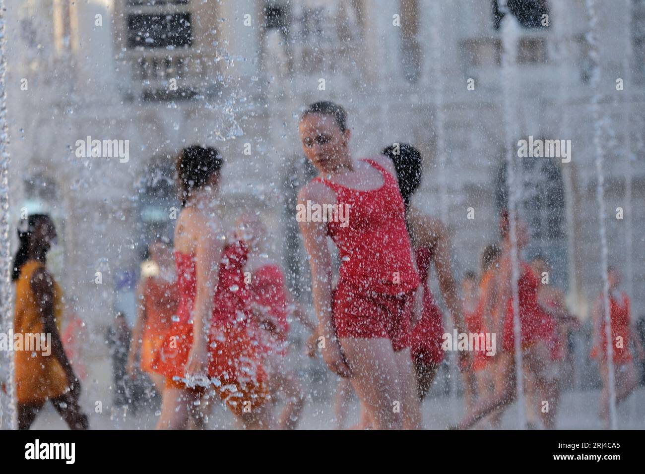 London, Großbritannien. August 2023. Eine Gruppe von 22 Tänzern spielt Kontrapunkt - ein speziell choreografiertes Stück von Shobana Jeyasingh für die Springbrunnen im Innenhof des Somerset House, das zeitgenössische und indische klassische Tanzstile kombiniert. Die Aufführungen sind Teil des Inside Out Arts Festivals des Westminster Council, das im August stattfindet. Danksagung: Elfte Stunde Fotografie/Alamy Live News Stockfoto