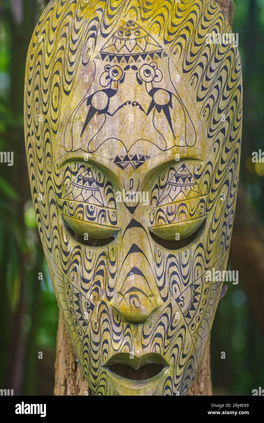 Nahaufnahme einer afrikanischen Voodoo-Maske auf verschwommenem Hintergrund Stockfoto