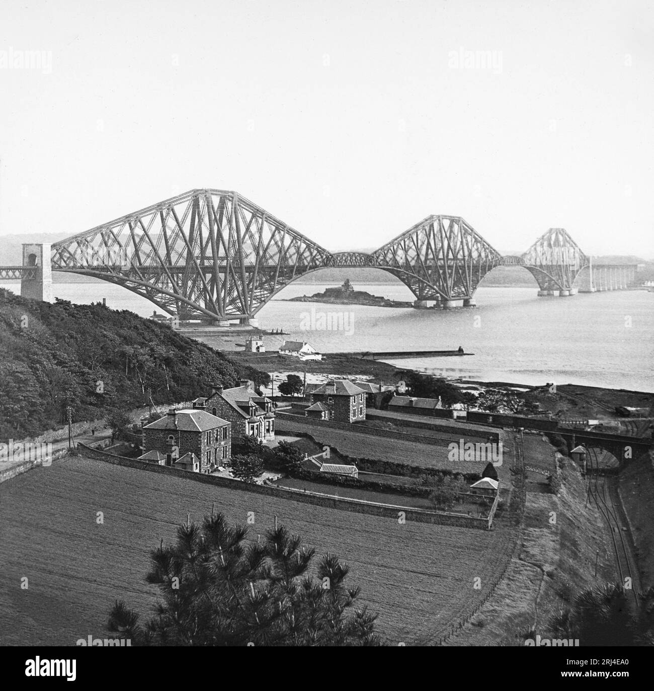 Ein schwarzes und weißes Vintage-Foto aus dem frühen 20. Jahrhundert von der Forth Bridge in Schottland. Stockfoto