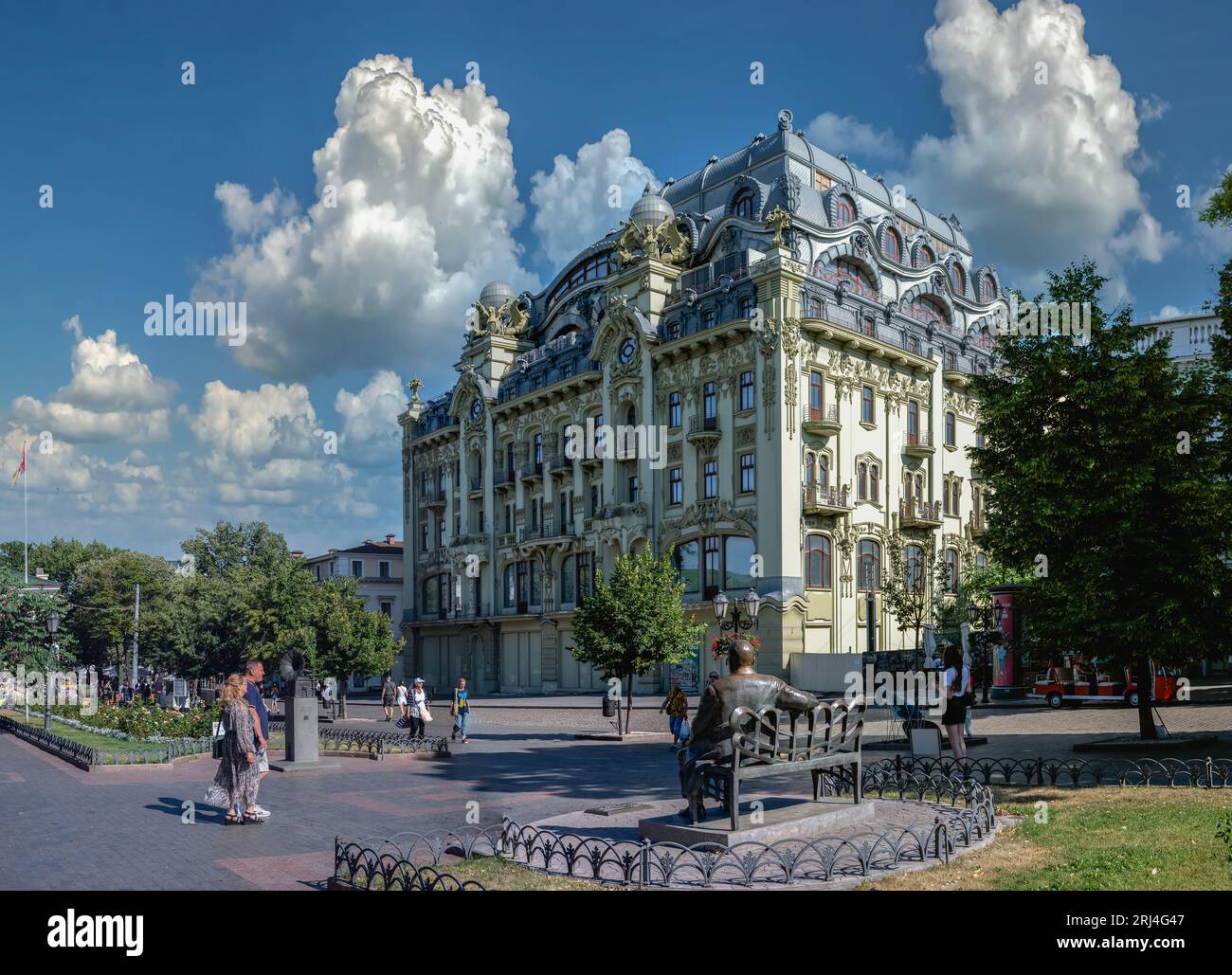 Odessa, Ukraine 09.07.2023. Historisches Gebäude des Bolshaya Moskovskaya Hotels an der Deribasovskaya Straße in Odessa, Ukraine, an einem sonnigen Sommertag Stockfoto