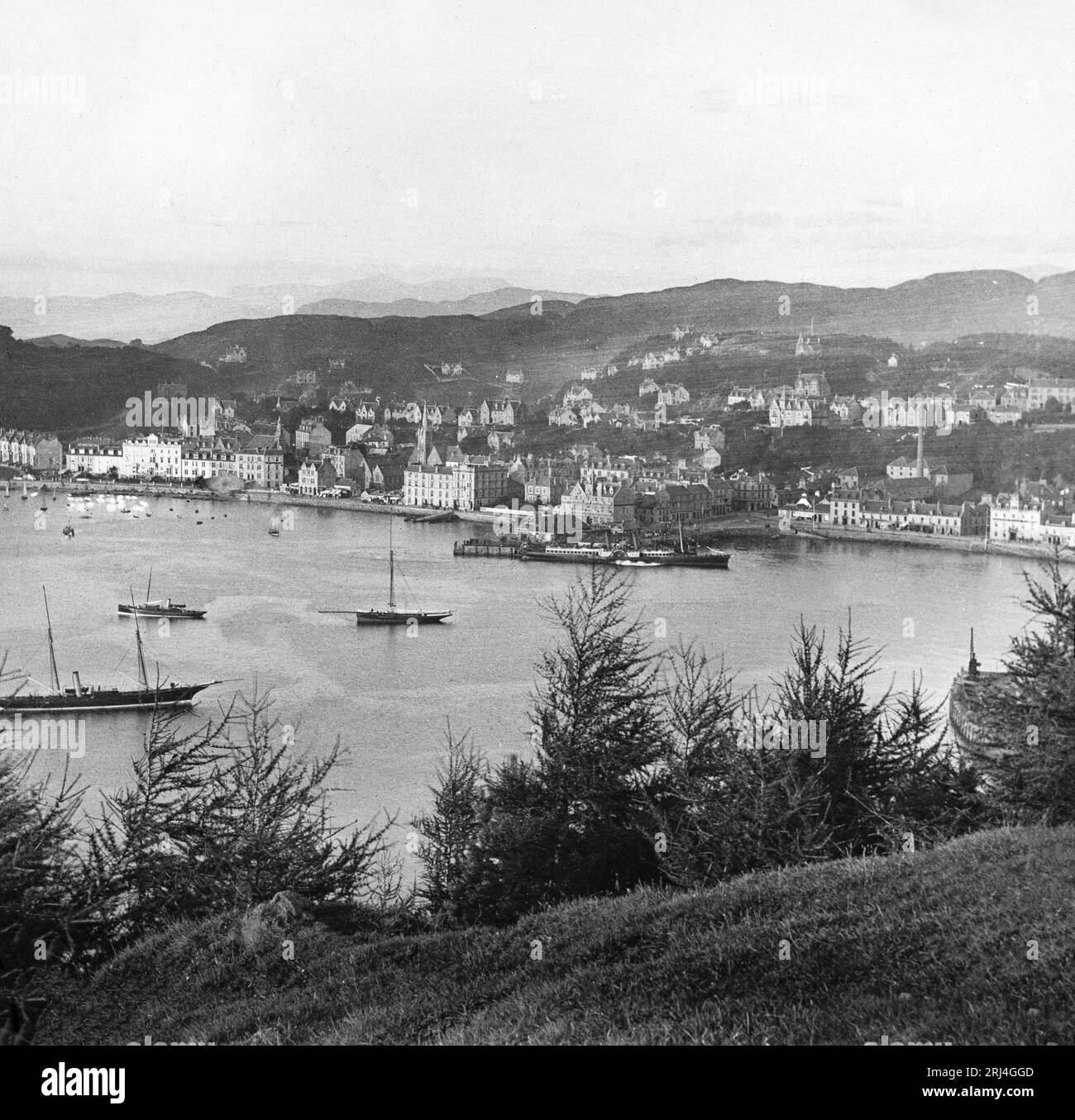 Ein Schwarzweißfoto aus dem späten 19. Jahrhundert, das Oban in Schottland zeigt, mit vielen Segel- und Dampfschiffen. Stockfoto