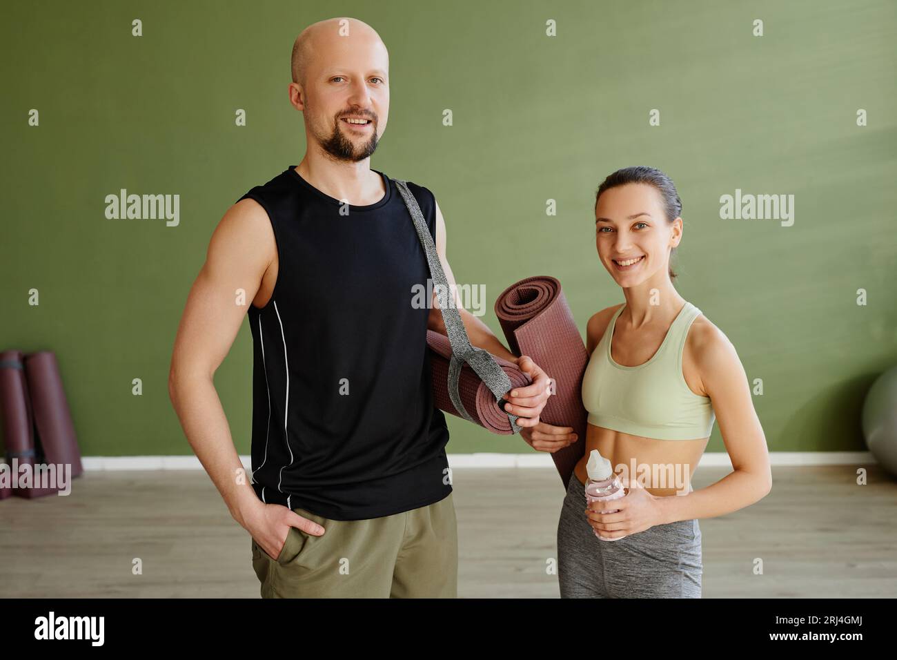 Porträt des sportlichen jungen Paares, das im Innenbereich arbeitet und die Kamera betrachtet Stockfoto