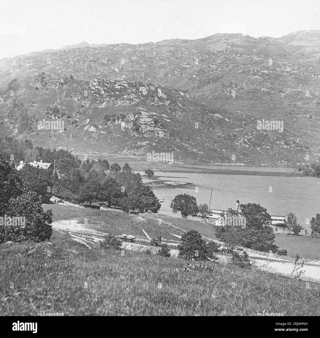 Ein Vintage-Schwarzweißfoto aus dem späten 19. Jahrhundert von Ardlui am Loch Lomond in Schottland. Stockfoto