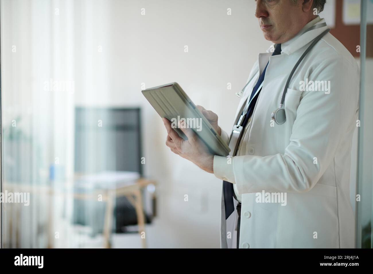 Schnittbild des ärztlichen Fülldokuments auf dem Tablet-Computer Stockfoto