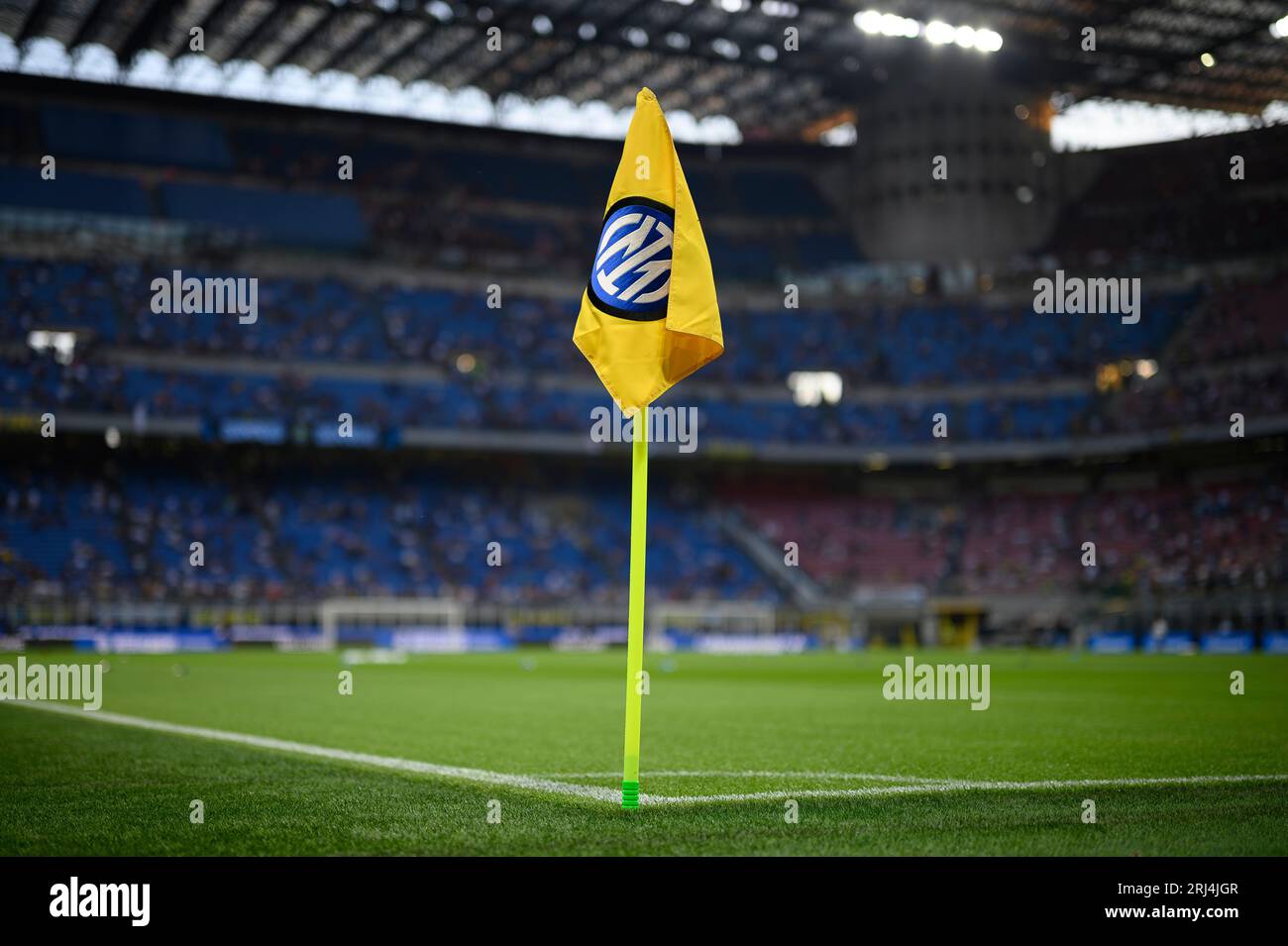 Die Eckflagge mit dem Logo des FC Internzionale wird vor dem Fußballspiel der Serie A zwischen dem FC Internazionale und dem AC Monza gesehen. Stockfoto