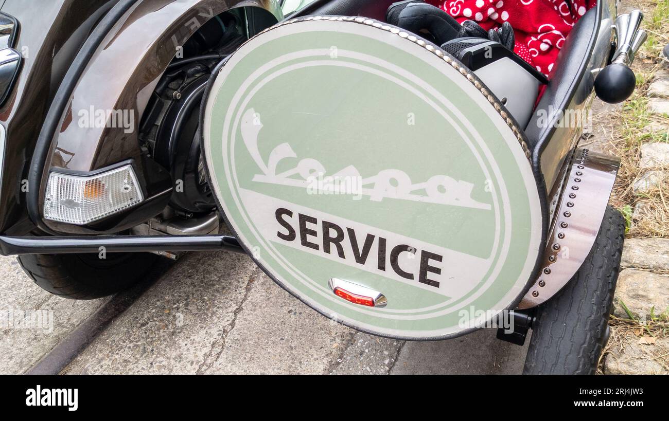 Bordeaux, Frankreich - 08 19 2023 : vespa Beiwagen altes Logo Marke und altes Textschild auf Tafel Service Vintage px Roller PK Stockfoto