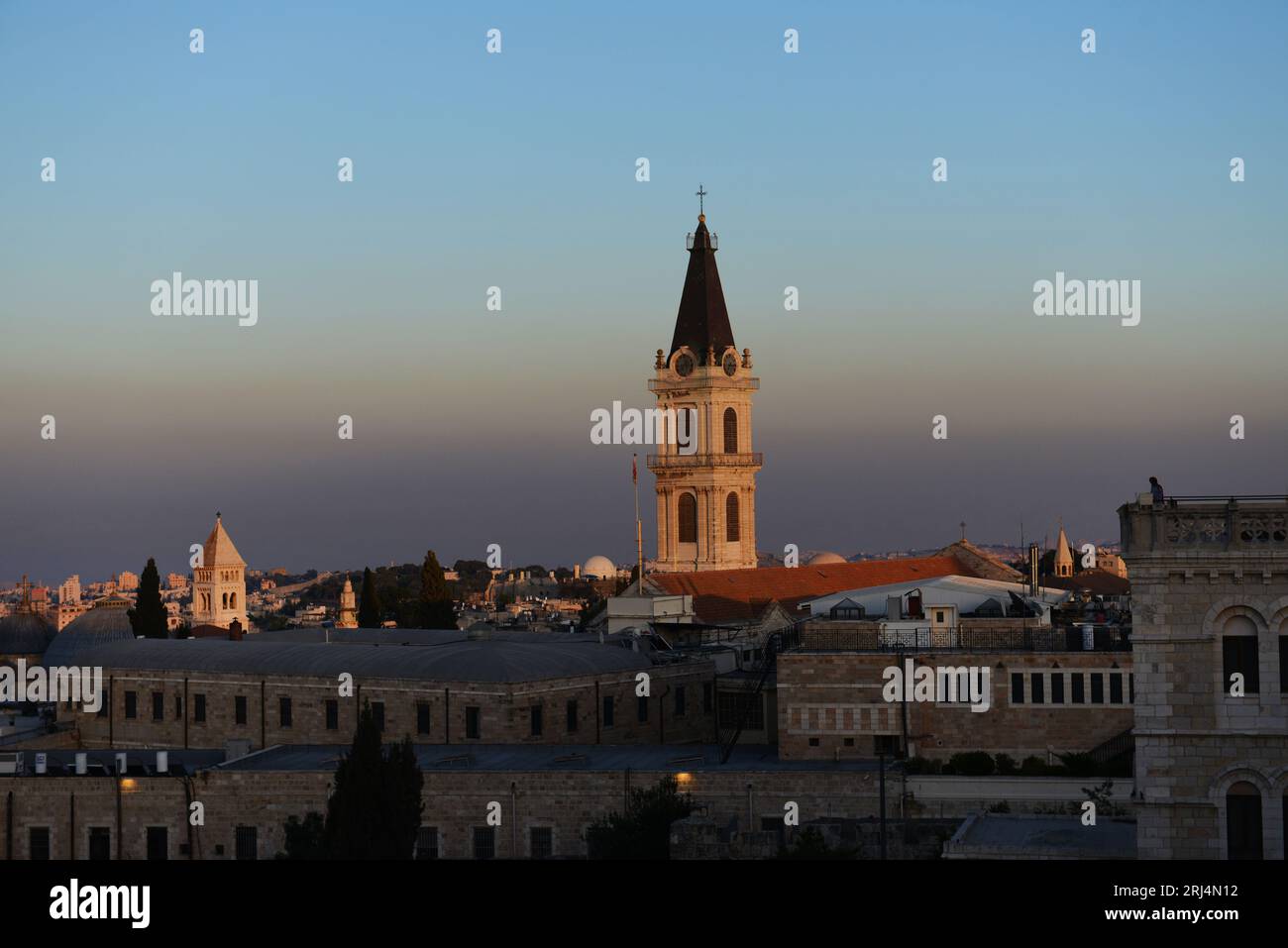 Blick auf die Altstadt mit dem Uhrturm des Klosters des Heiligen Erlösers im christlichen Viertel in der Altstadt von Jerusalem. Stockfoto