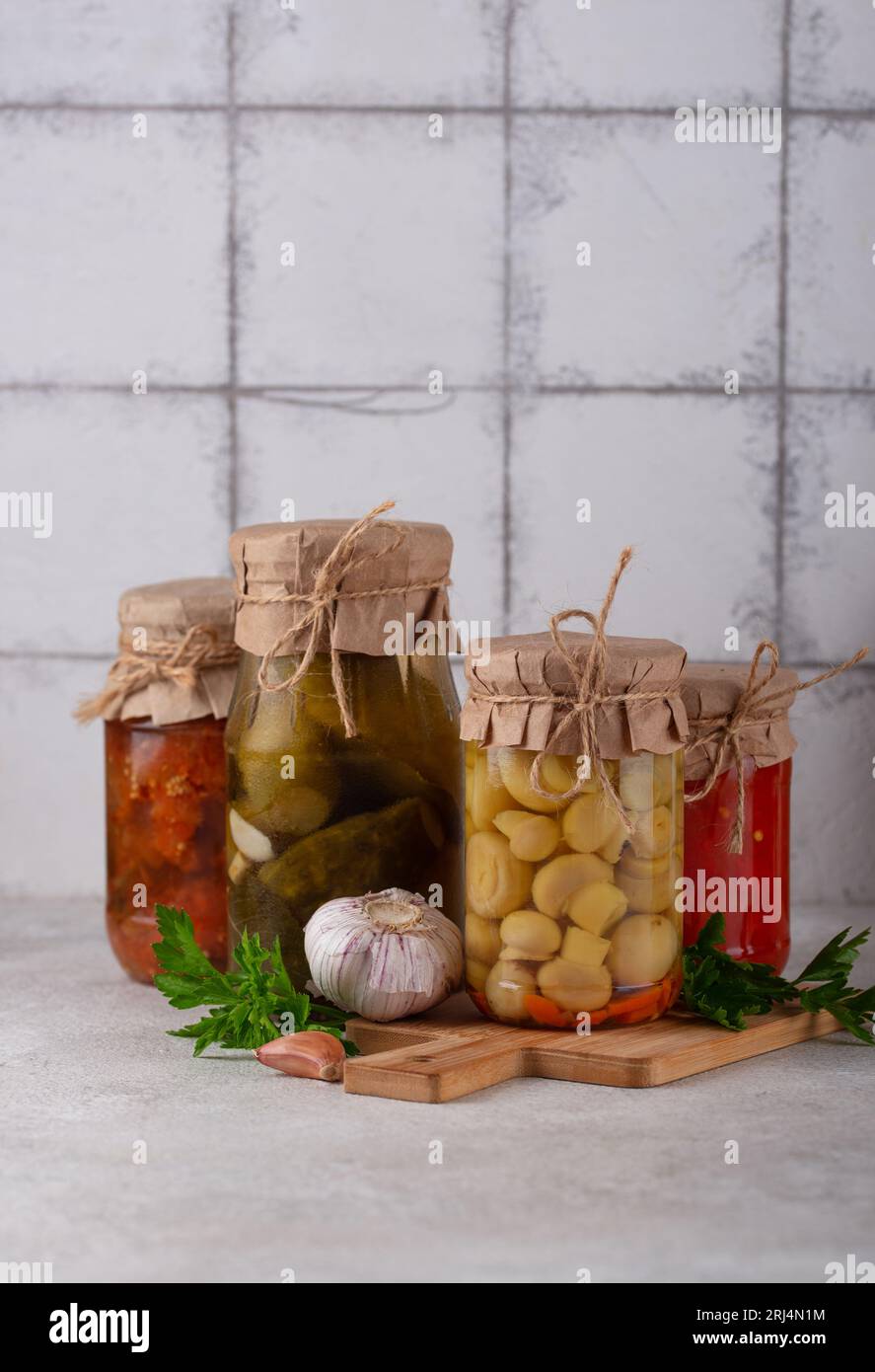 Eingelegtes Gemüse in Gläsern. Stockfoto