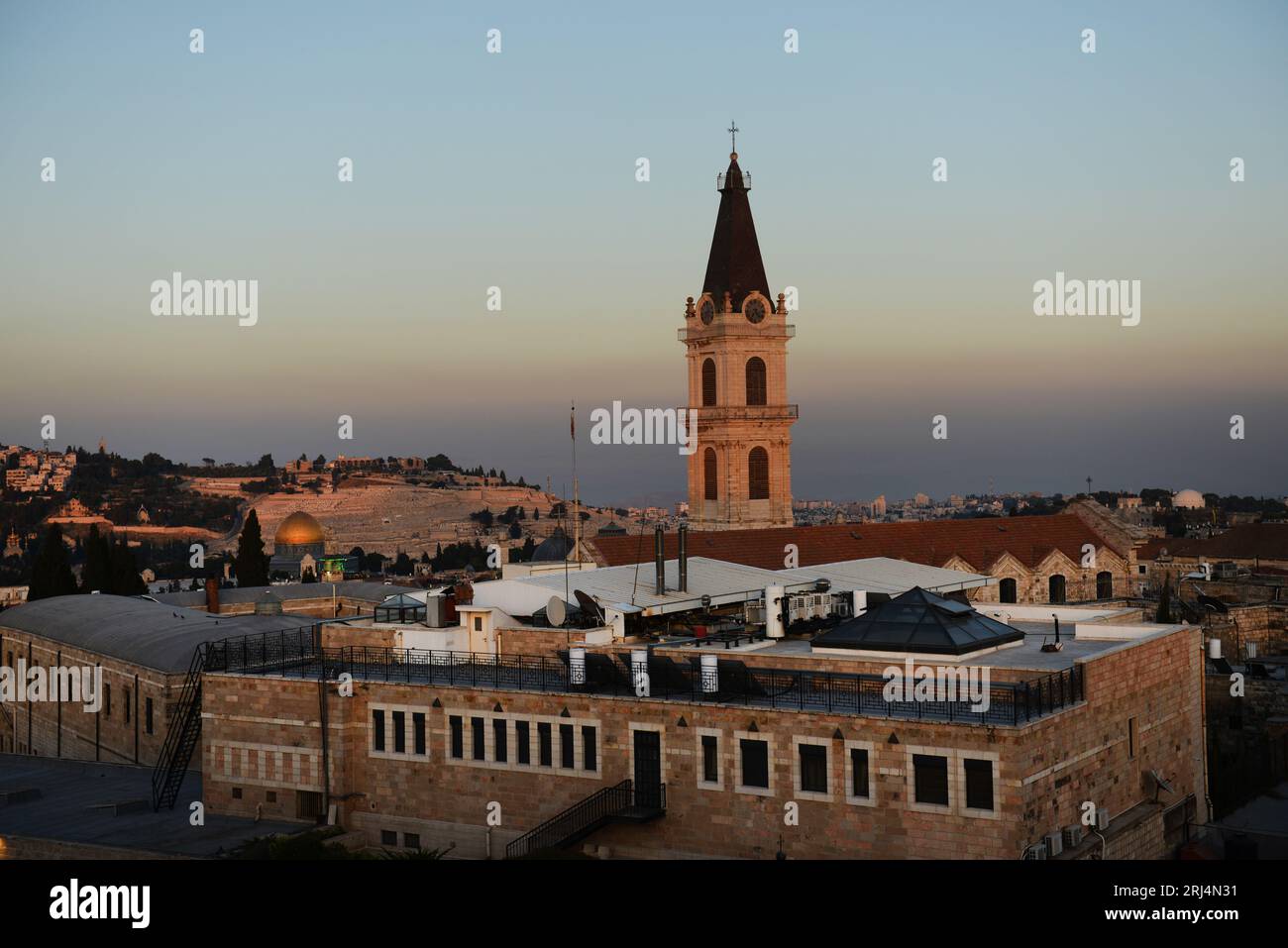 Blick auf die Altstadt mit dem Uhrturm des Klosters des Heiligen Erlösers im christlichen Viertel in der Altstadt von Jerusalem. Stockfoto