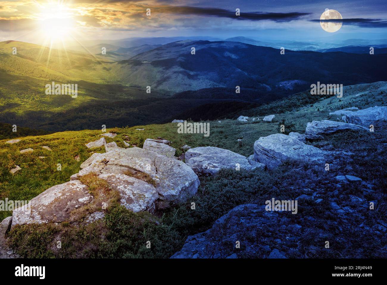 Landschaft mit weißen, scharfen Felsbrocken auf dem Hügel in der Nähe des Berggipfels mit Sonne und Mond in der Dämmerung. Tag- und Nachtwandlungskonzept. Geheimnisvolles Co Stockfoto