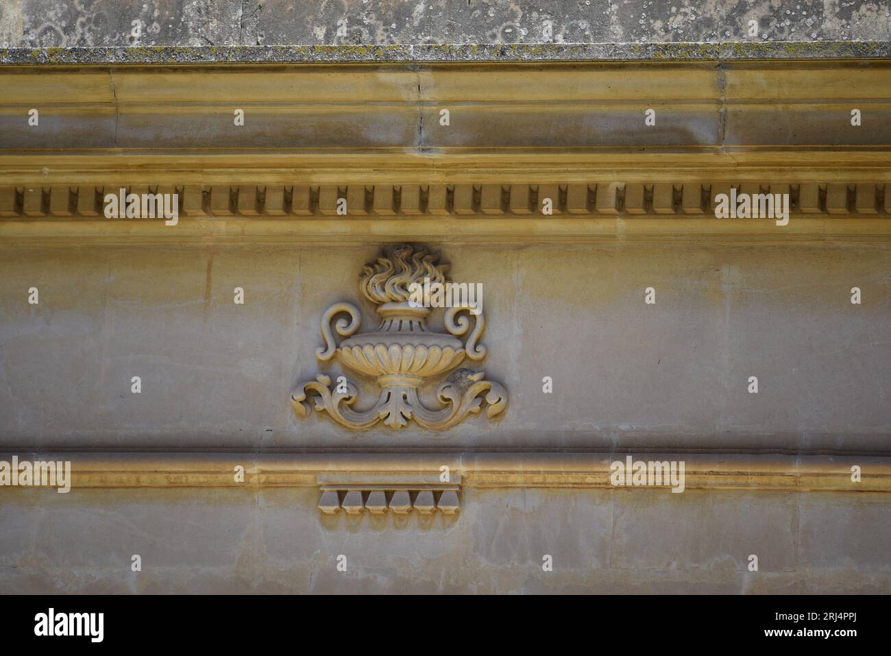 Barockes architektonisches Detail eines Grabmausoleums in Cimetero Monumentale di Scicli in Sizilien, Italien. Stockfoto