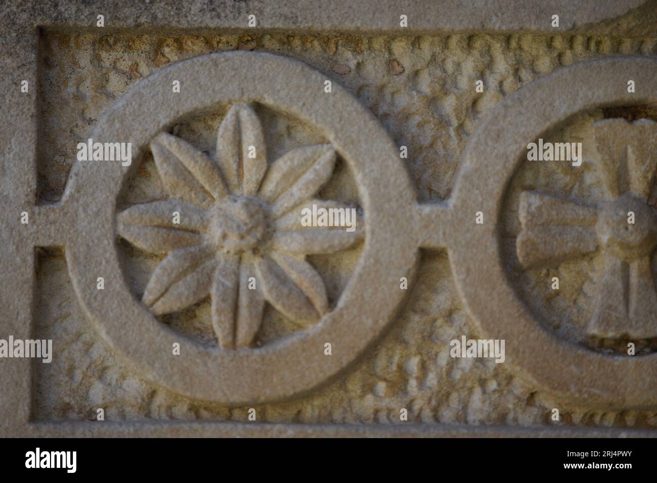 Barockes architektonisches Detail eines Grabmausoleums in Cimetero Monumentale di Scicli in Sizilien, Italien. Stockfoto