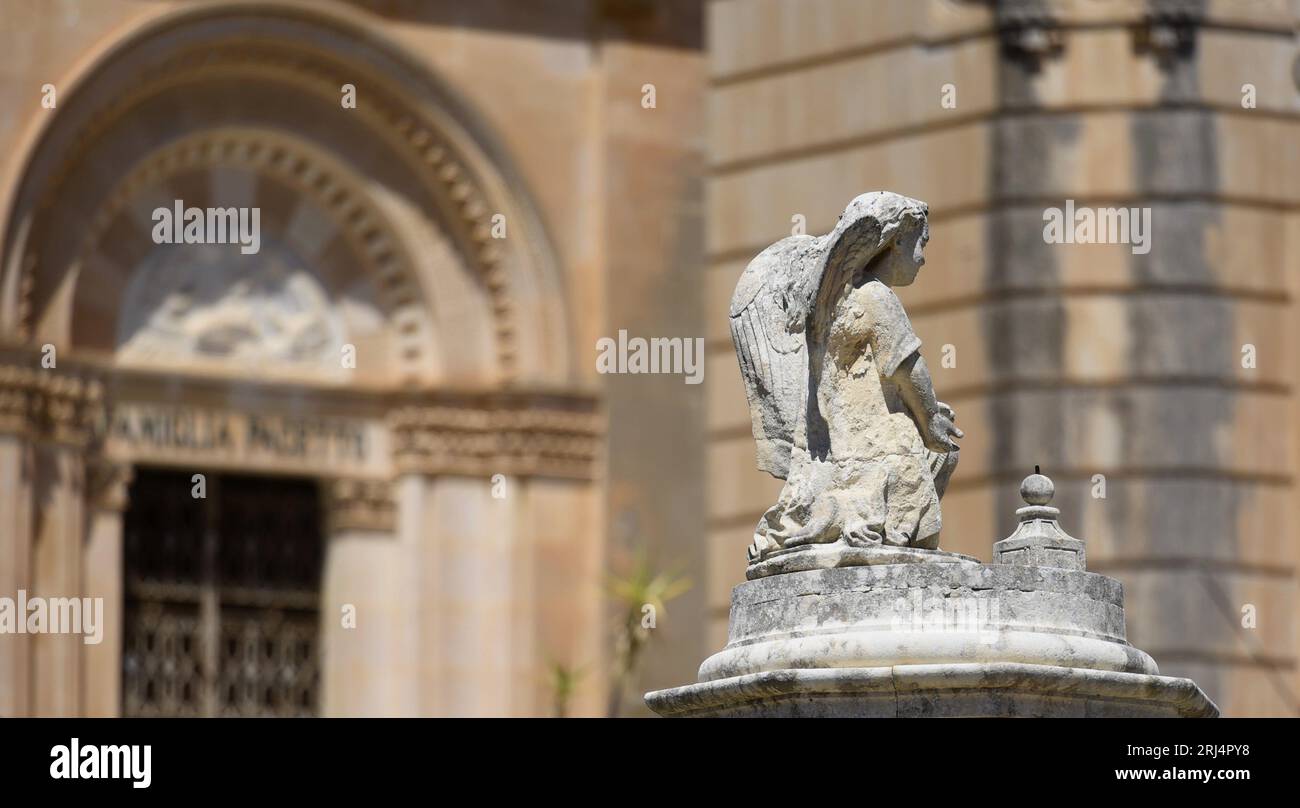 Barockes architektonisches Detail eines Grabmausoleums in Cimetero Monumentale di Scicli in Sizilien, Italien. Stockfoto