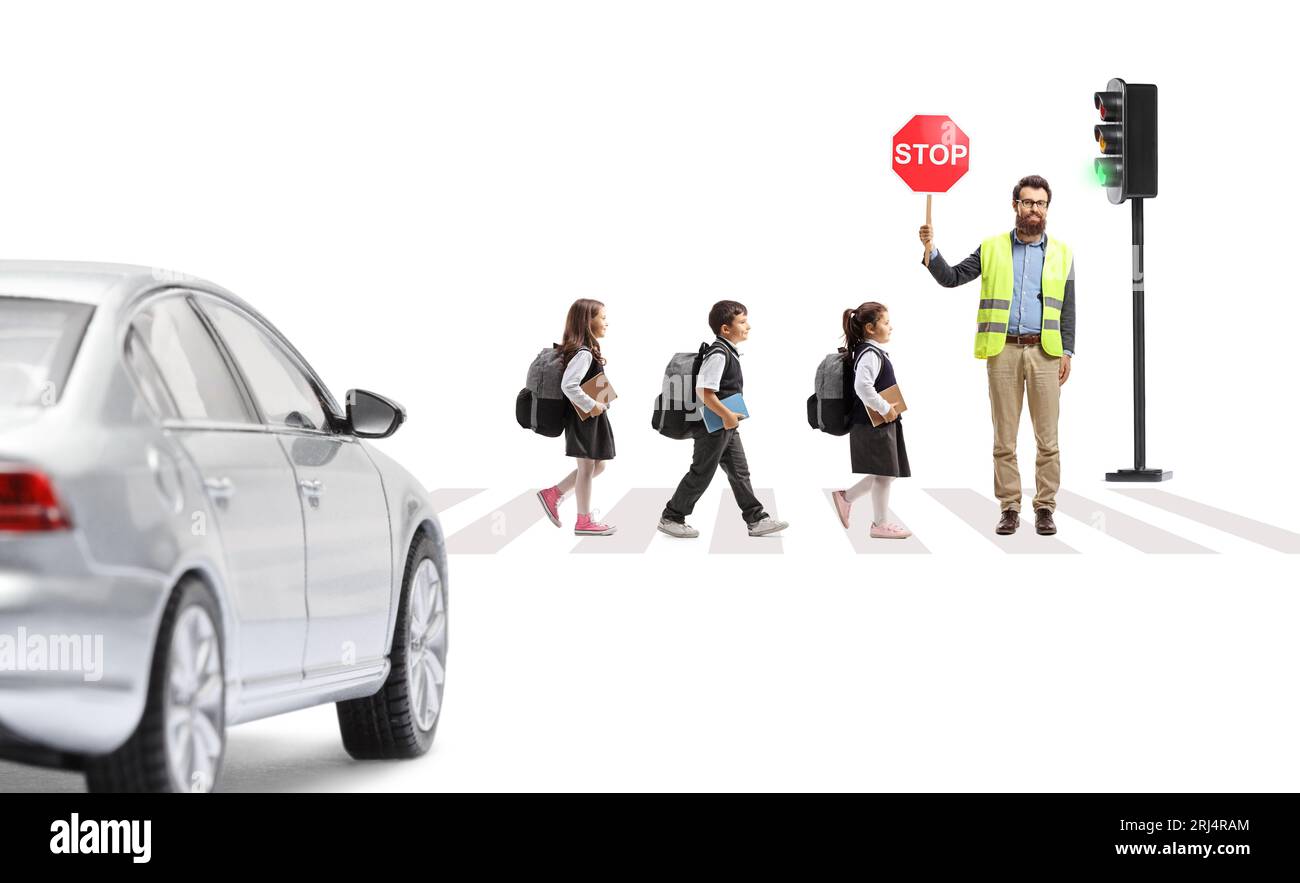 Mann, der mit einem Stoppschild steht, und Kinder, die eine Straße an einem Fußgängerübergang überqueren, isoliert auf weißem Hintergrund Stockfoto