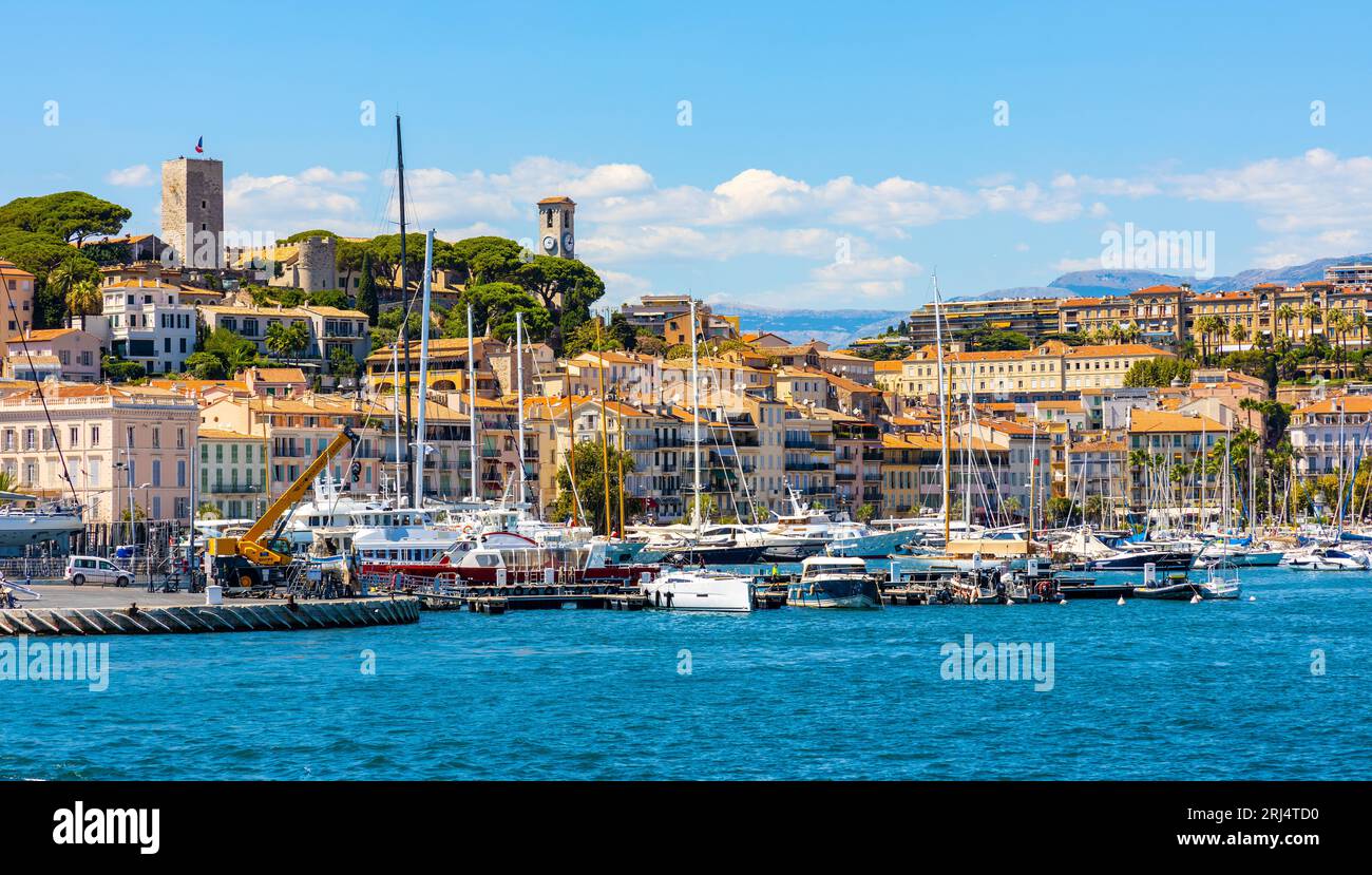Cannes, Frankreich - 31. Juli 2022: Panoramablick auf die Küste von Cannes mit Schlosshügel über der historischen Altstadt Ville und Yachthafen an der französischen Riviera Stockfoto