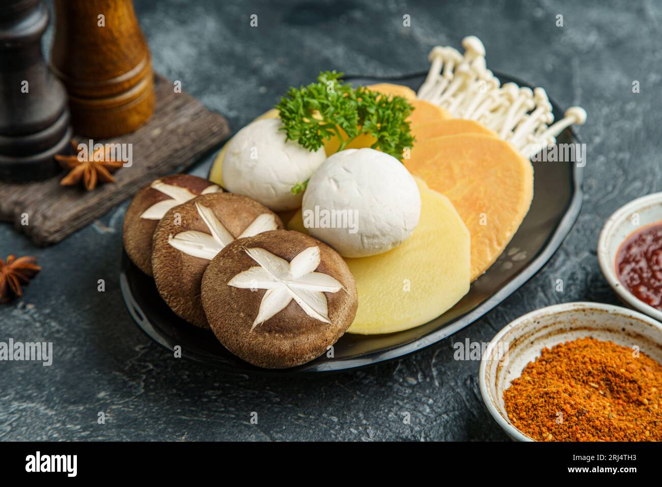 Kartoffelscheiben, Shiitake-Pilzplatte für japanisches bbq oder Korea bbq。 Stockfoto