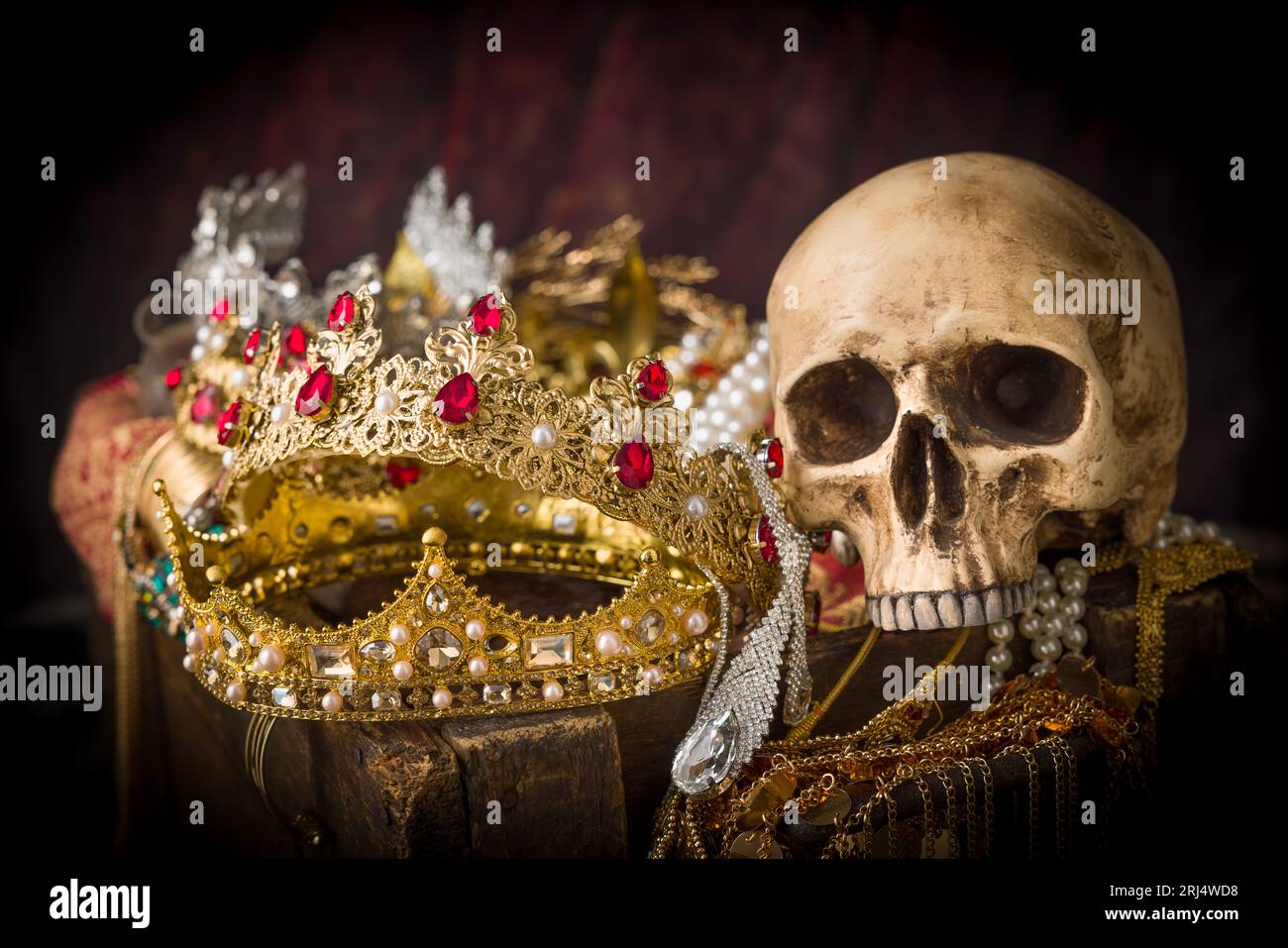 Romantisches Bild einer Schatzkiste voller Schmuck, Edelsteinen und goldenen Königskronen Stockfoto