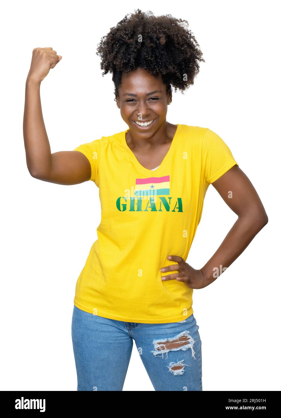 Fröhliche Frau aus Ghana, die die Fußballnationalmannschaft isoliert auf weißem Hintergrund unterstützt Stockfoto