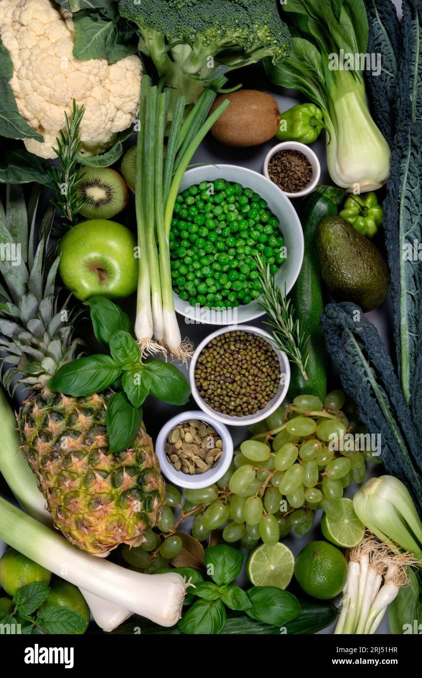 Frisches Obst und Gemüse - überwiegend grün Stockfoto
