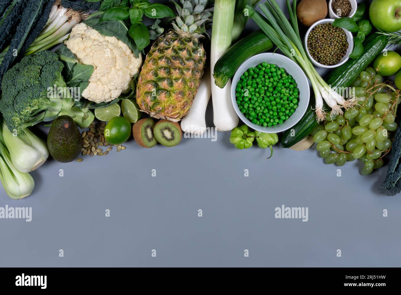 Grünes Obst und Gemüse mit Platz für Text. Stockfoto
