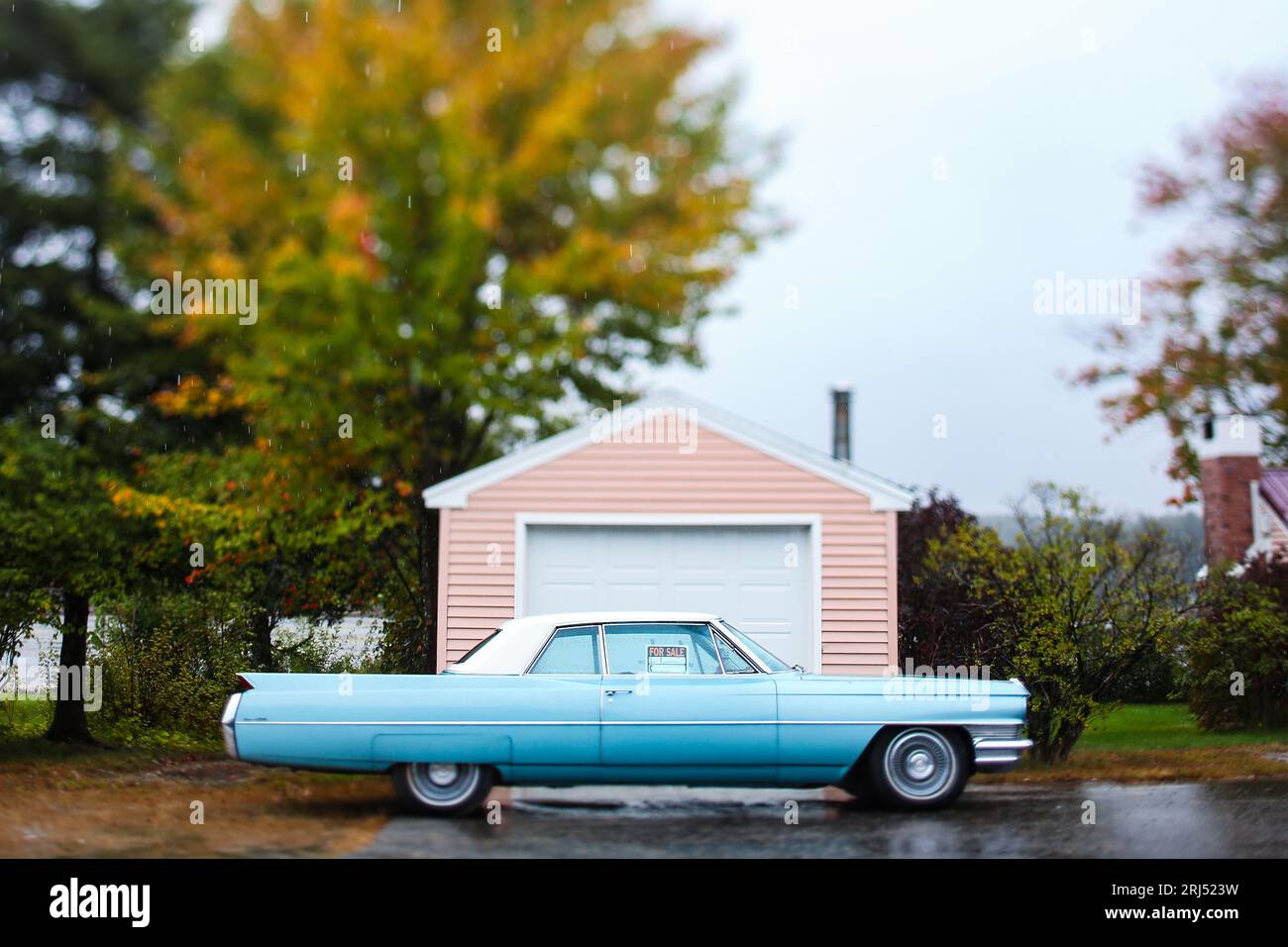 1963 Cadillac Coupe Deville parkte vor der Garage zum Verkauf Schild mit Kipp-Shift-Fotografie Miniatur-Effekt General Motors Stockfoto