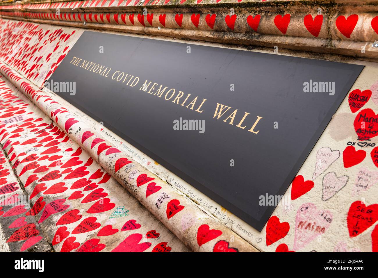 Die nationale COVID-Gedenkwand ist ein öffentliches Wandgemälde zum Gedenken an die Opfer der COVID-19-Pandemie im Vereinigten Königreich. Fünf hundert Meter lang Stockfoto