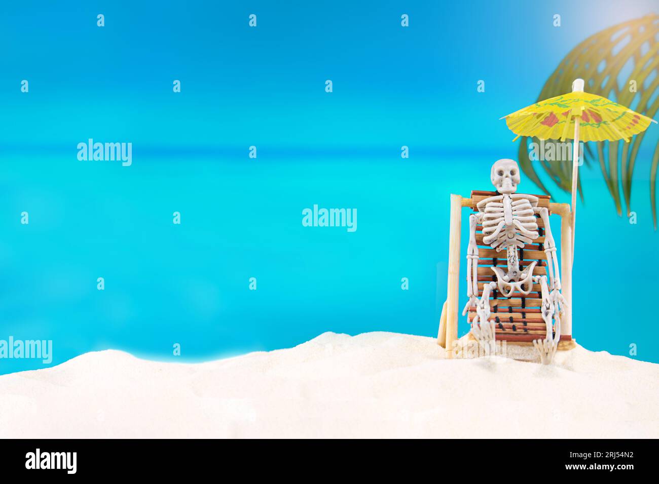 Das Skelett auf der Sonnenliege mit Sonnenschirm genießt den Strandtag auf dem Meer. Halloween in heißem Land, verbrannt. Leerzeichen kopieren Stockfoto