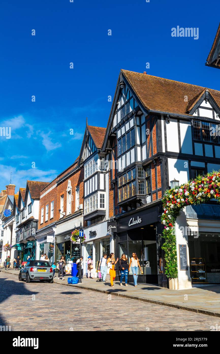 Häuser und Geschäfte entlang der Hauptstraße in Guildford, Surrey, England Stockfoto