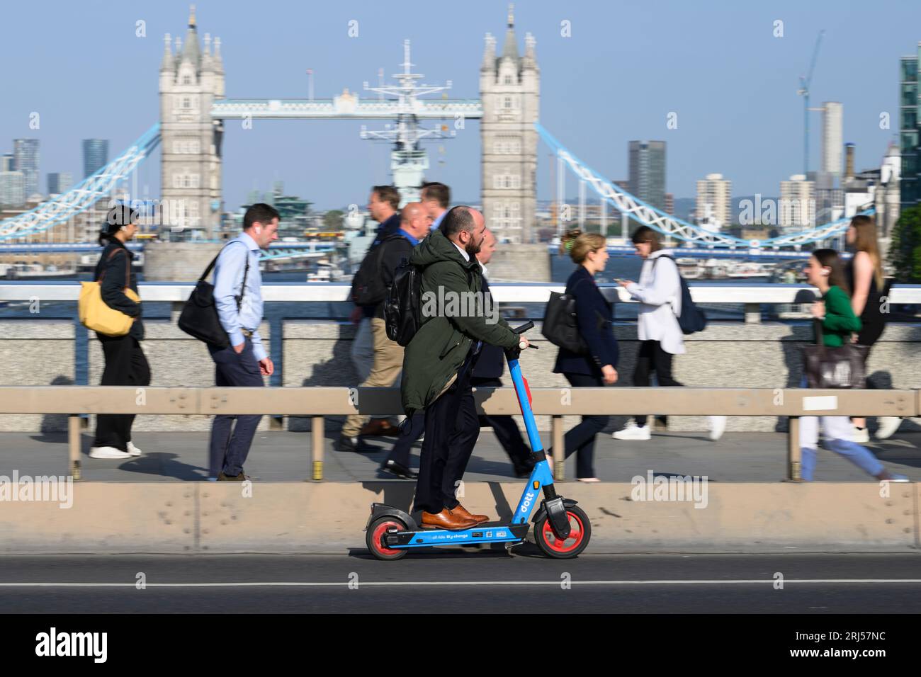 Ein Mann, der auf einem Dott-E-Scooter reitet, der Teil des „Transport for London“-E-Scooter-Mietprogramms ist, London Bridge, London, UK. 7. Juni 2023 Stockfoto