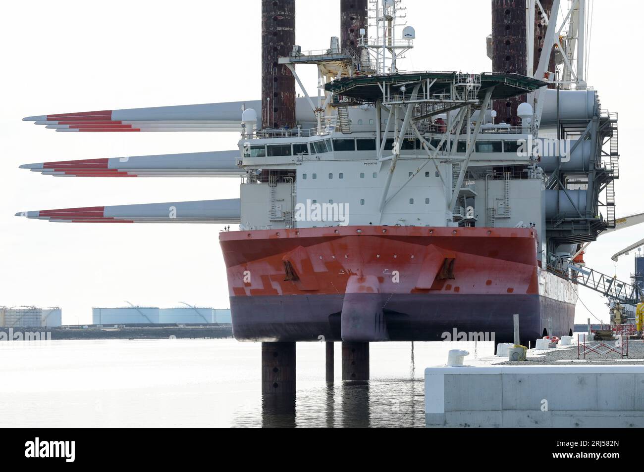 FRANKREICH, Hafen Le Havre, Fred Olsen-Flugzeugträger Brave Tern, ein Spezialschiff mit Siemens Gamesa-Windturbine, Turm und Rotorblatt für den Bau des 500 MW Offshore-Windparks Fecamp an der Normandie-Küste / FRANKREICH, Le Havre Hafen, Spezialschiff Brave Tern mit Siemens Gamesa Windkraftanlagen für den 500 MW Offshore Windpark Fecamp von Electricité de France SA EDF Renewables, Enbridge Inc. und wpd Stockfoto