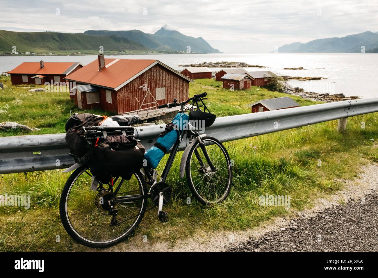 Das Fahrrad parkt an der Straße mit einem malerischen Blick auf die roten Häuser und das Meer Stockfoto