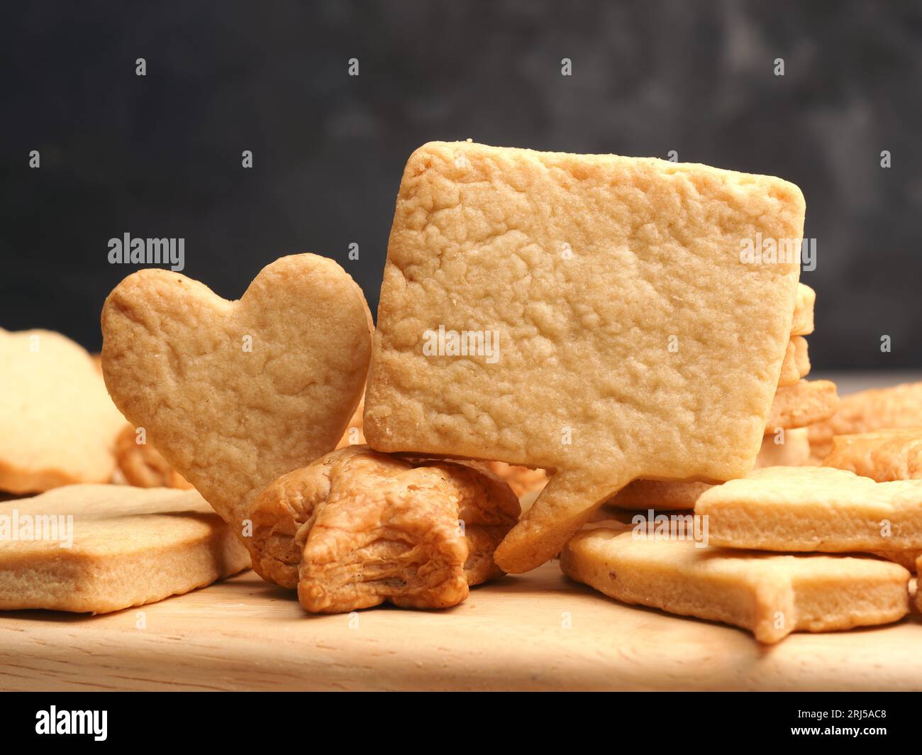 Leckere Weihnachtskekse auf einem Holztisch, süße saisonale Speisen, Weihnachtsbäckerei Stockfoto