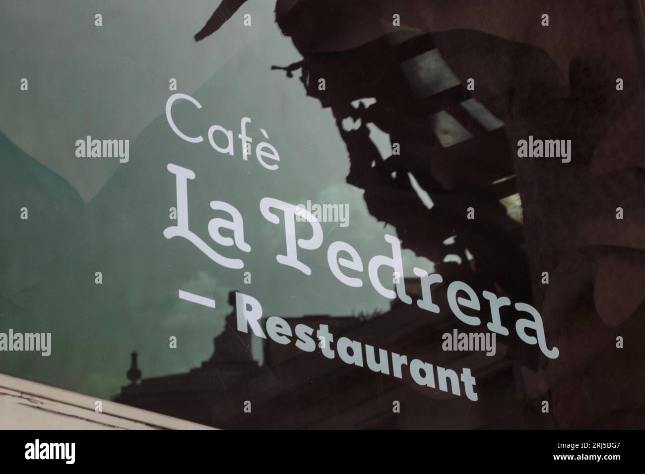 La Pedrera Café und Restaurant Marke, auf dem Glas im modernistischen Haus Casa Mila genannt La Pedrera von Antoni Gaudi entworfen Stockfoto