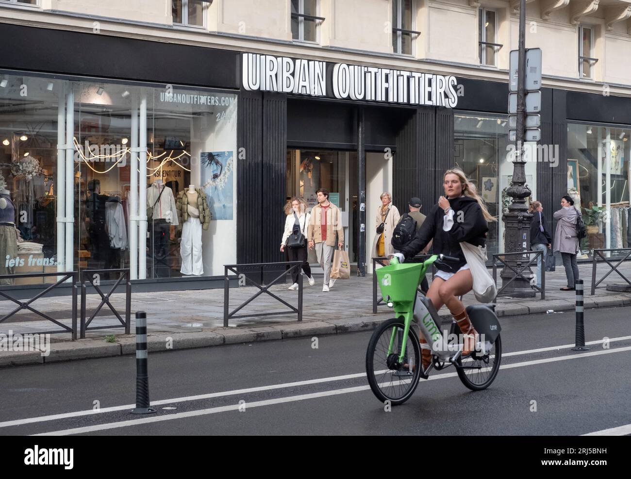 Urban Outfitters in der Rue de Rivoli in Paris. Urban Outfitters, Inc (URBN) ist ein multinationales Lifestyle-Einzelhandelsunternehmen Stockfoto