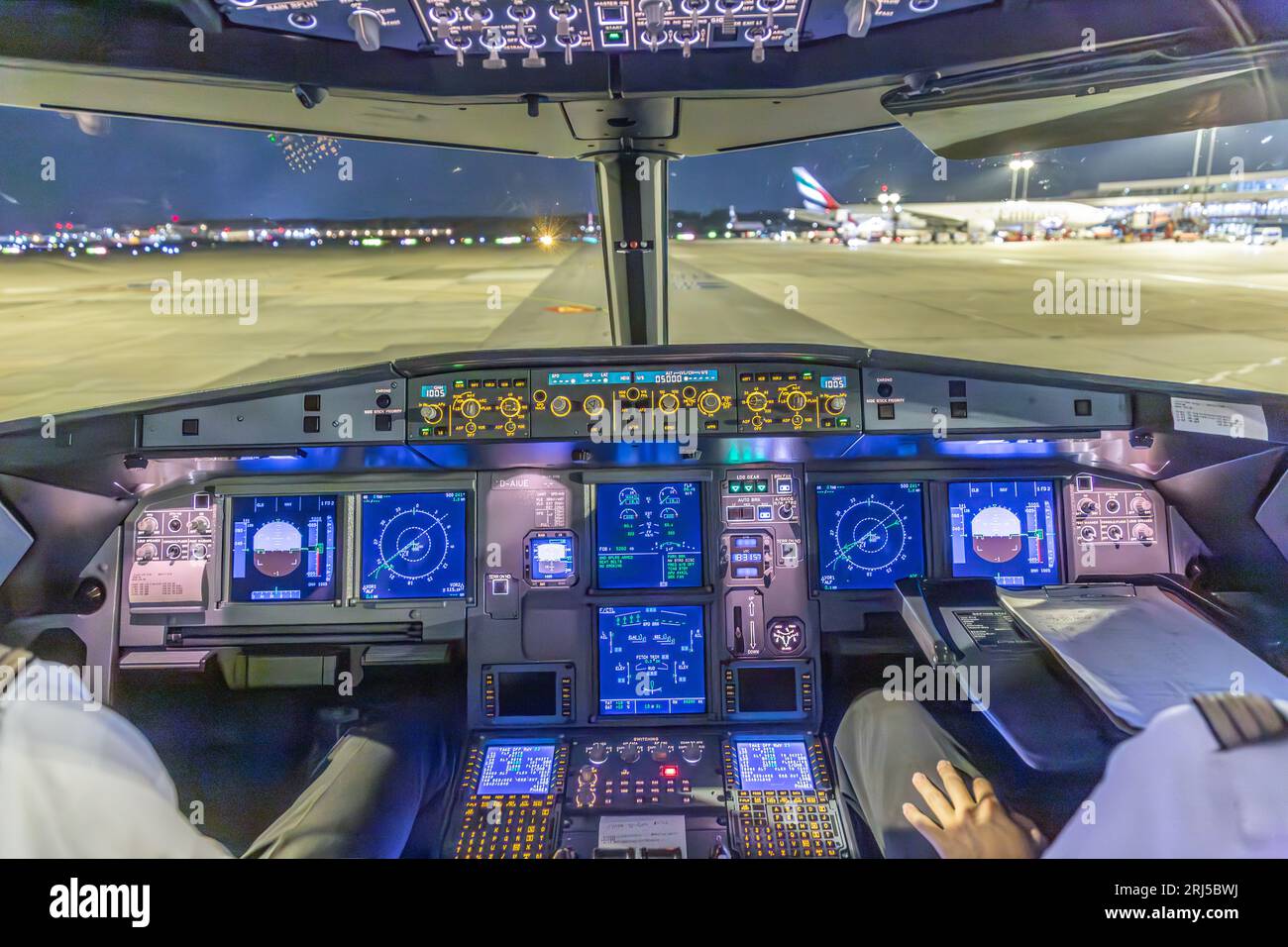 Frankfurt, Deutschland - 9. Oktober 2014: Landung bei Nacht mit einem kommerziellen Flugzeug A320 auf dem Flughafen Frankfurt. Stockfoto