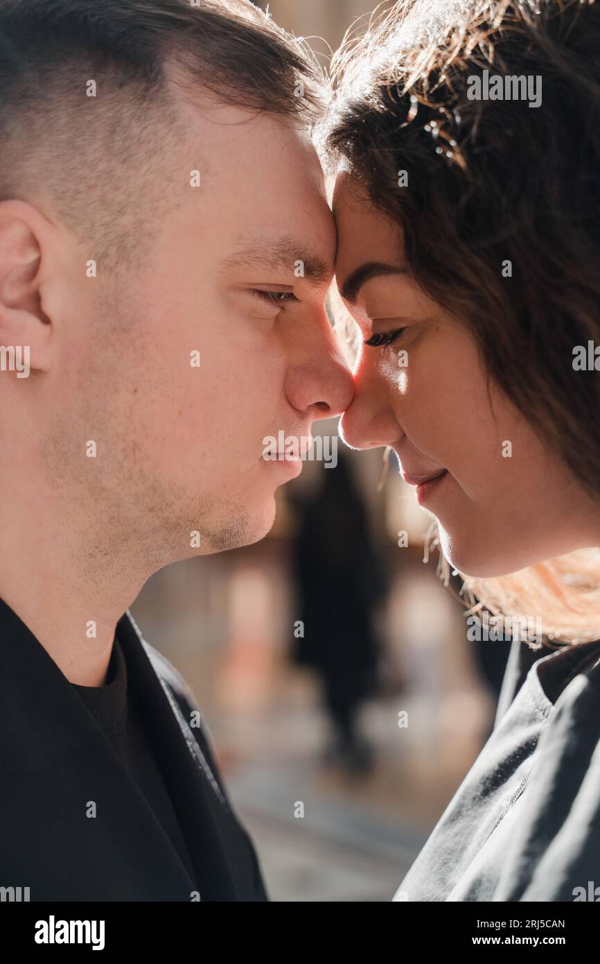 Romantisches Nahporträt von Liebenden in schwarzer Kleidung Stockfoto