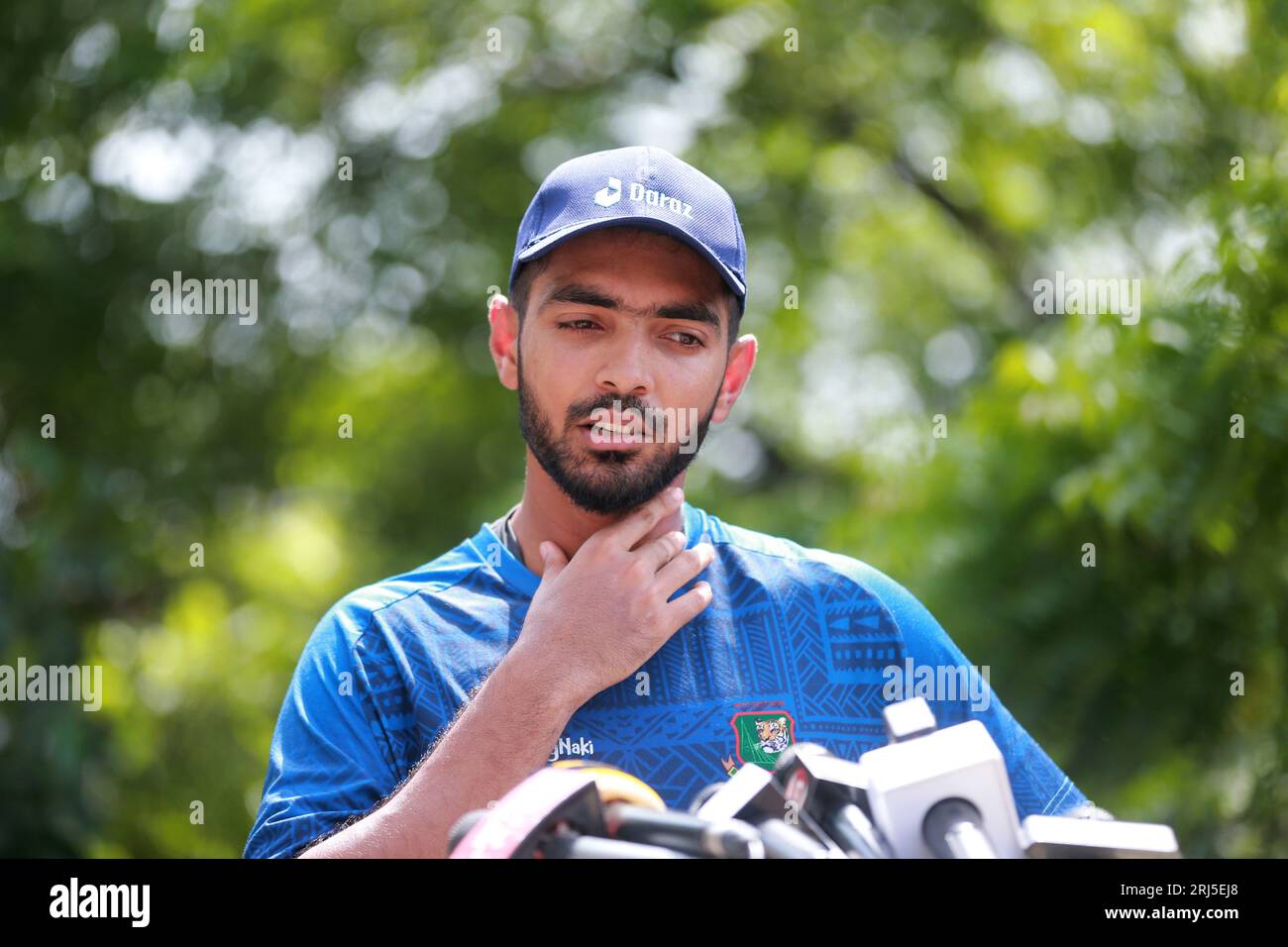 Saif Hassan, der Spieler des Bangladesch National Cricket Teams, spricht mit Journalisten im Gebäude des Bangladesh Crickey Board (BCB) über die bevorstehenden Asienspiele und Asien Stockfoto