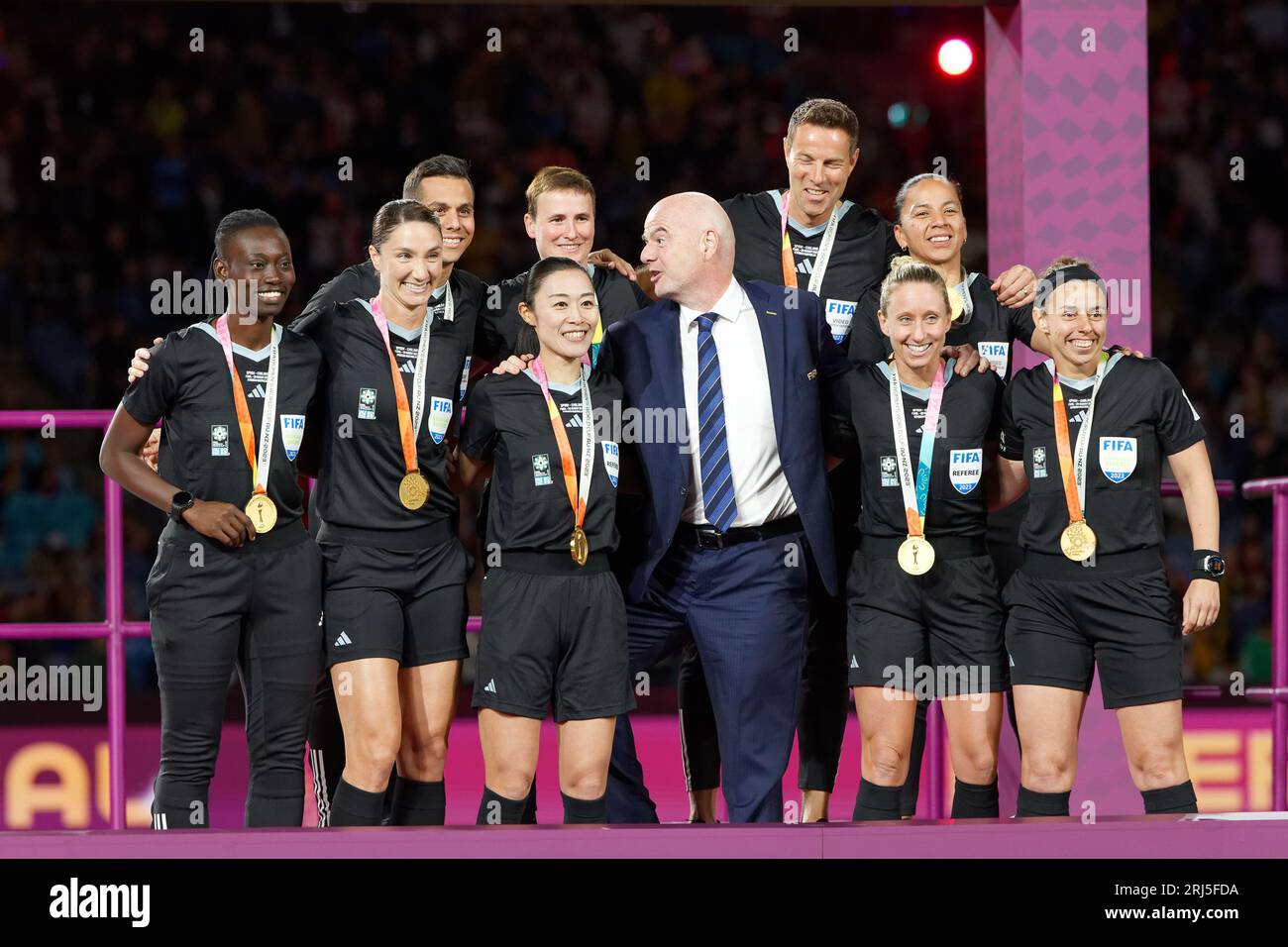 Sydney, Australien. August 2023. Gianni Infantino, FIFA-Präsident und Schiedsrichter, posieren mit ihrer Medaille für ein Foto nach dem Finale der FIFA Frauen-Weltmeisterschaft Australien und Neuseeland 2023 zwischen Spanien und England im Stadion Australien am 20. August 2023 in Sydney, Australien Credit: IOIO IMAGES/Alamy Live News Stockfoto