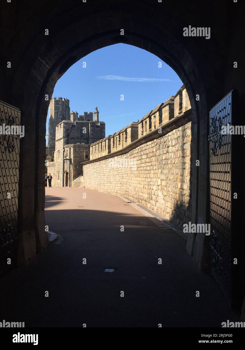 Eine vertikale Aufnahme von Windsor Castle an einem sonnigen Tag in London, England Stockfoto