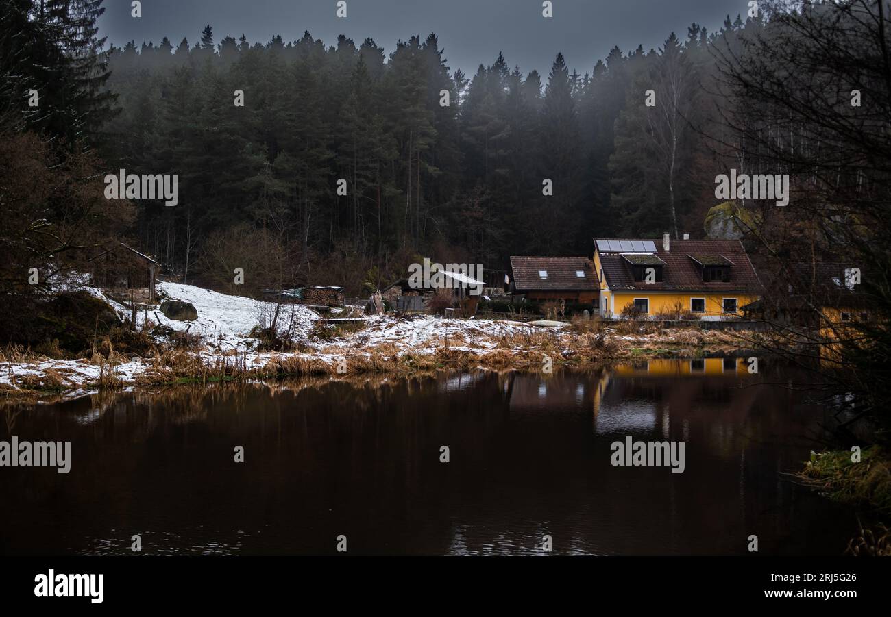 Altes Haus Am Ufer Des Kamp Und Nebelwaldes In Niederösterreich (Waldviertel) In Österreich Stockfoto