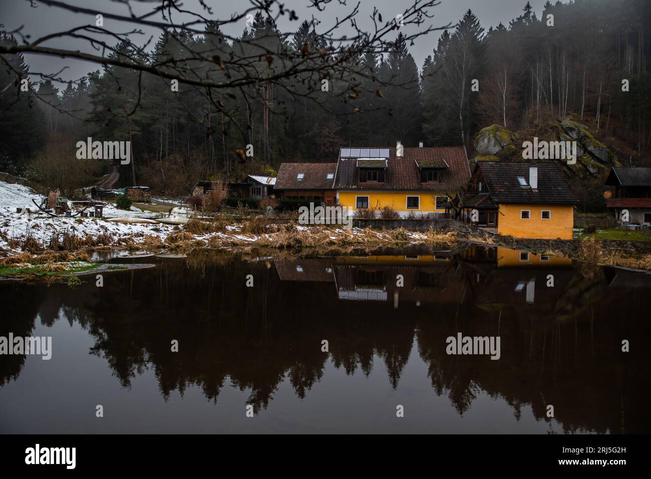 Altes Haus Am Ufer Des Kamp Und Nebelwaldes In Niederösterreich (Waldviertel) In Österreich Stockfoto