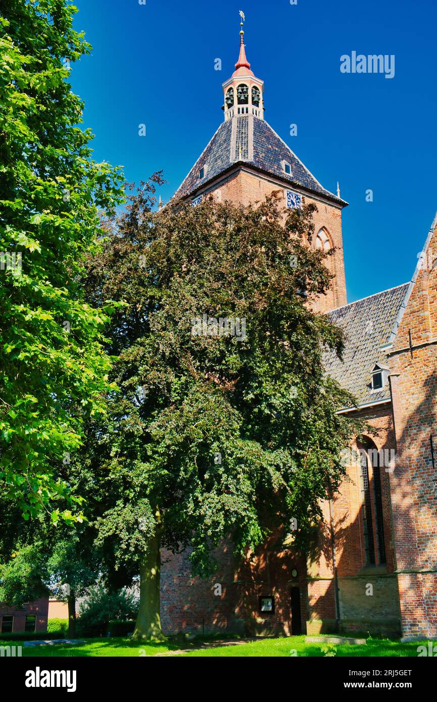 Turm der spätgotischen Hippolytus-Kirche (Hippolytuskerk) in Middelstum, Provinz Groningen, Niederlande Stockfoto